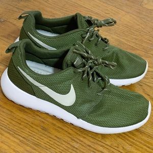 Nike Roshe olive green sneakers